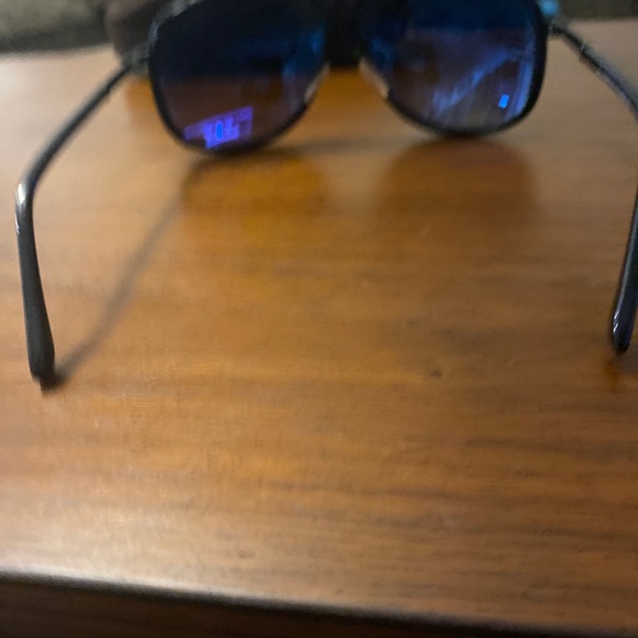 Black Tom goes oversized sunglasses - Picture 5 of 6